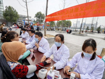 銀發(fā)先鋒進社區(qū) 義診服務送健康